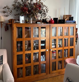 Vitrina de teca maciza con puertas de cristal