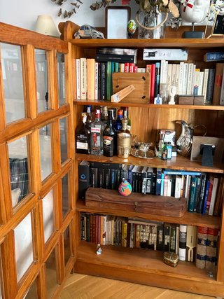 Vitrina de teca maciza con puertas de cristal