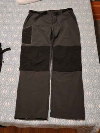 Pantalón trekking Quechua gris y negro