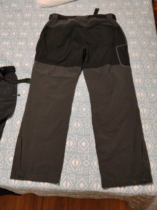 Pantalón trekking Quechua gris y negro