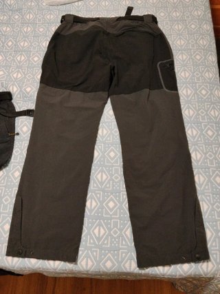 Pantalón trekking Quechua gris y negro