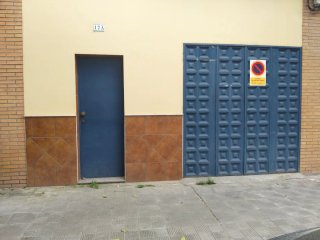 Local comercial con puerta de garaje