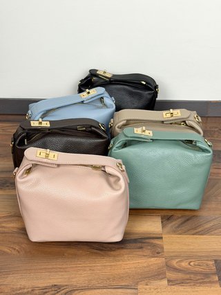 Bolso de cuero italiano elegante dorado
