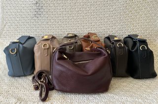 Bolso de cuero italiano elegante dorado