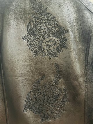 Cazadora efecto piel negra