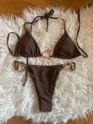 Bikini marrón con anillas doradas