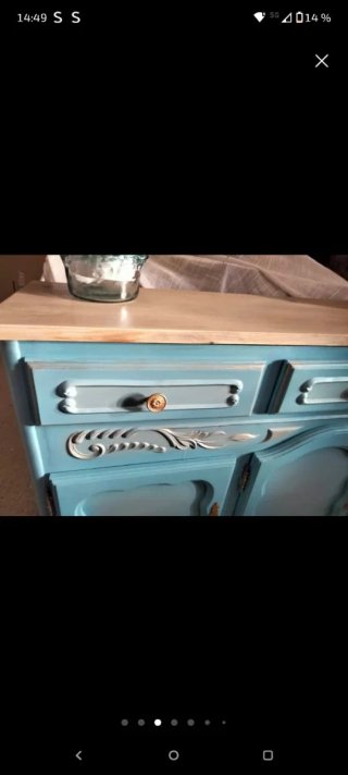Mueble recibidor azul y dorado