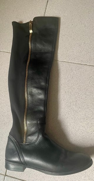 Stivali alti in pelle nera da donna