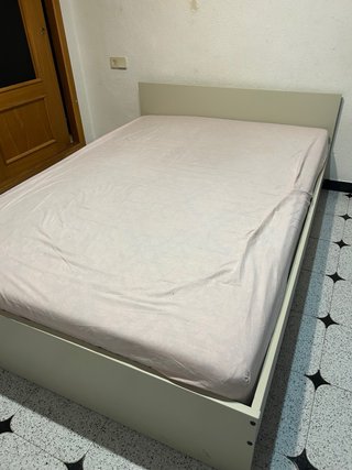 Cama doble con colchón como nuevo