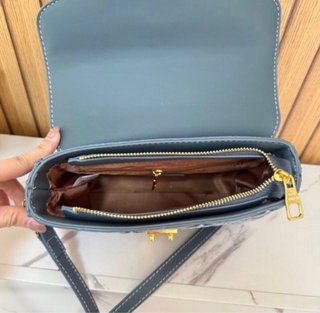 Borsa elegante blu con dettagli oro