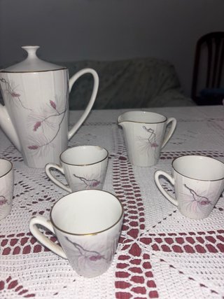 Juego de té de porcelana con detalles dorados