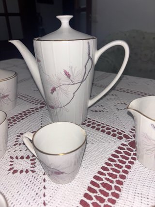 Juego de té de porcelana con detalles dorados