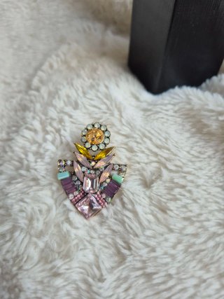 Pendientes llamativos con pedrería