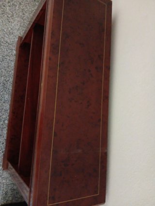 Estantería de madera con detalles dorados