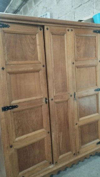Cómoda de madera con espejo