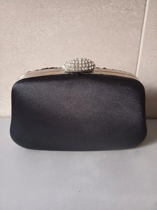 Bolso de fiesta negro con cadena plateada