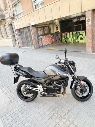 Suzuki GSR 600 Gris