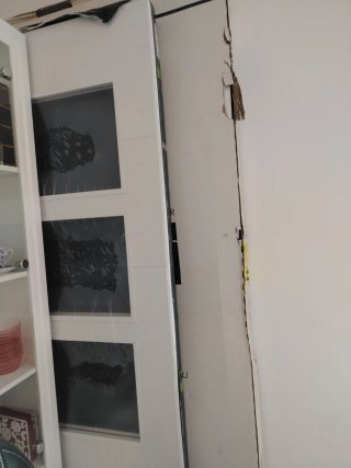 Puerta blanca con 3 cristales