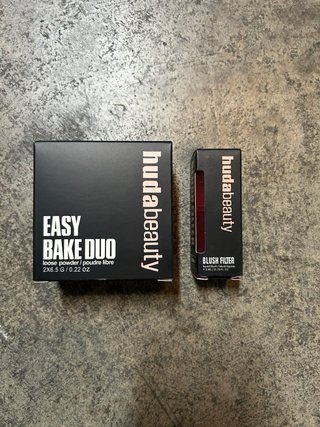 Pack Polvos Huda Beauty East Bake + blush filter