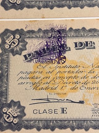 Papel de Finanzas Instit Nacional sellado oficial.