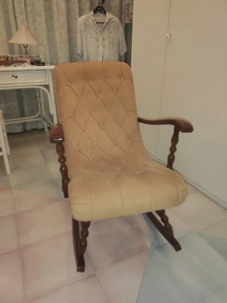 Poltrona a dondolo vintage cuscino beige