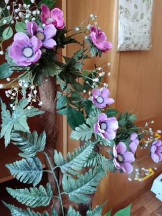 Jarrón rosa con flores moradas