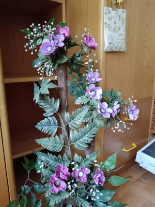 Jarrón rosa con flores moradas