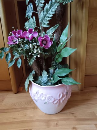 Jarrón rosa con flores moradas