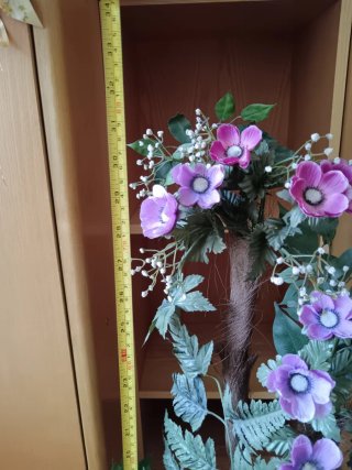 Jarrón rosa con flores moradas