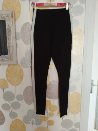 Leggings elásticos negros con banda lateral blanca