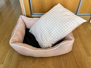 Cama para perro o gato rosa y beige