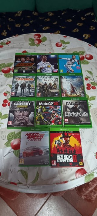 Lote 10 Giochi Xbox One: FIFA, Call of Duty, Red D