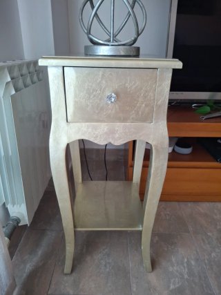 Mesa auxiliar de madera plateada con lámpara
