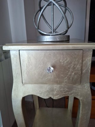 Mesa auxiliar de madera plateada con lámpara