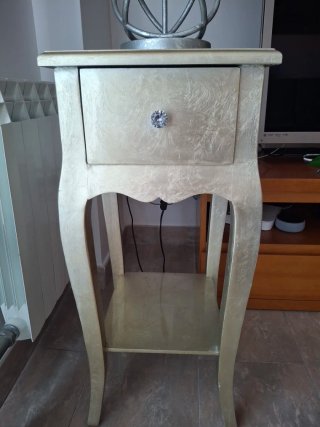 Mesa auxiliar de madera plateada con lámpara