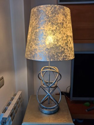 Mesa auxiliar de madera plateada con lámpara