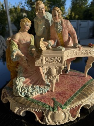Scultura in porcellana con figure