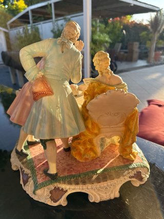 Scultura in porcellana con figure