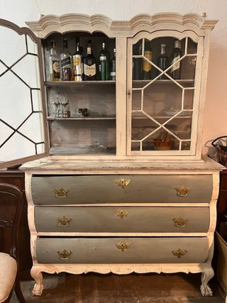 Vitrina antigua de madera y cristal