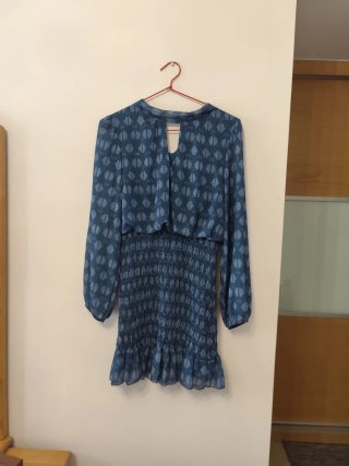 Vestido azul fruncido