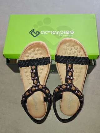 Sandalias Amarpies Negras y Beige