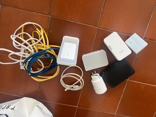 Lote de dispositivos Wifi y cables