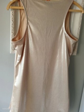 Camiseta dorada brillante sin mangas