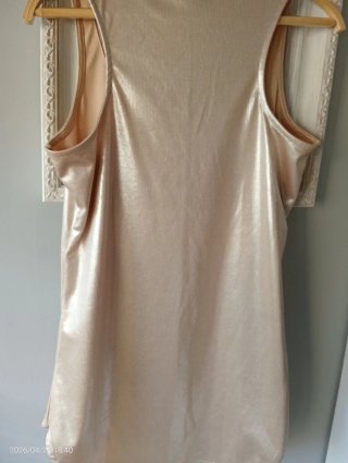 Camiseta dorada brillante sin mangas