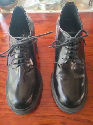 Zapatos de tacón negros con cordones