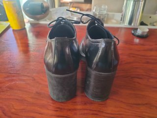 Zapatos de tacón negros con cordones