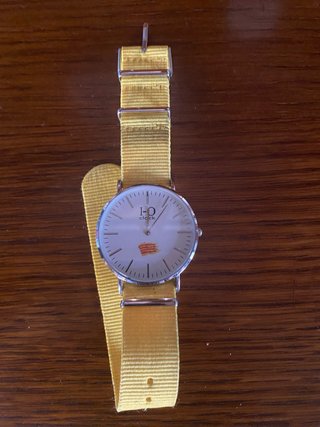 Reloj analógico con correa amarilla