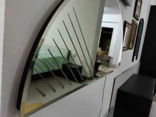 Specchiera a mezzaluna con luce posteriore