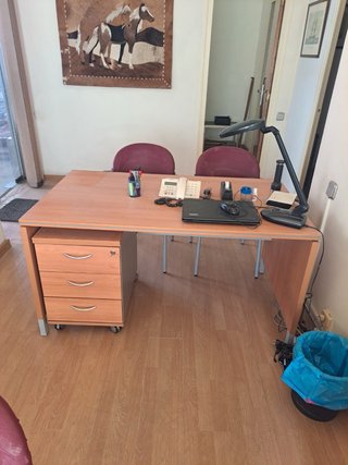 Escritorio de oficina madera y sillas