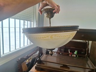 Lámpara de techo dorada y blanca